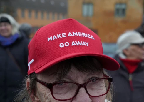 Eiropas protesta akcijās Trampa piekritēju lozungam MAGA (Make America Great Again - Padarīsim Ameriku atkal diženu) nu ir cits skaidrojums (Make America Go Away - Piespiedīsim Ameriku aiziet prom) (foto: Scanpix / Reuters)