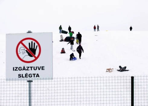 После снятия ограждения в 2024 году люди стали кататься с холма.