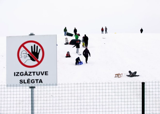 Вице-мэр Риги попросил родителей: не пускайте детей кататься со склонов Дрейлинькалнса