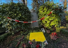 Neonacisti apgānījuši Vācijas bijušā kanclera Helmuta Šmita un viņa sievas kapavietu