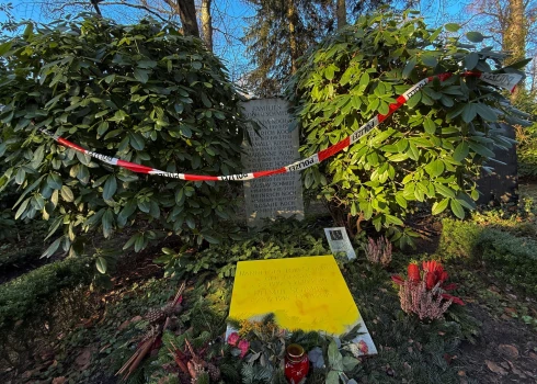 Helmuta Šmita un viņa sievas apgānītā kapavieta (foto: Scanpix / dpa / picture-alliance)
