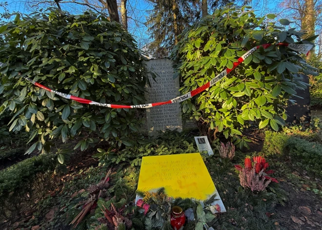 Neonacisti apgānījuši Vācijas bijušā kanclera Helmuta Šmita un viņa sievas kapavietu