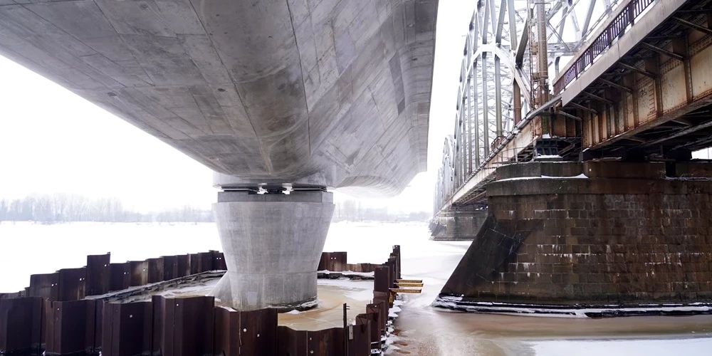 Недостроенный мост надолго завис над Даугавой. 