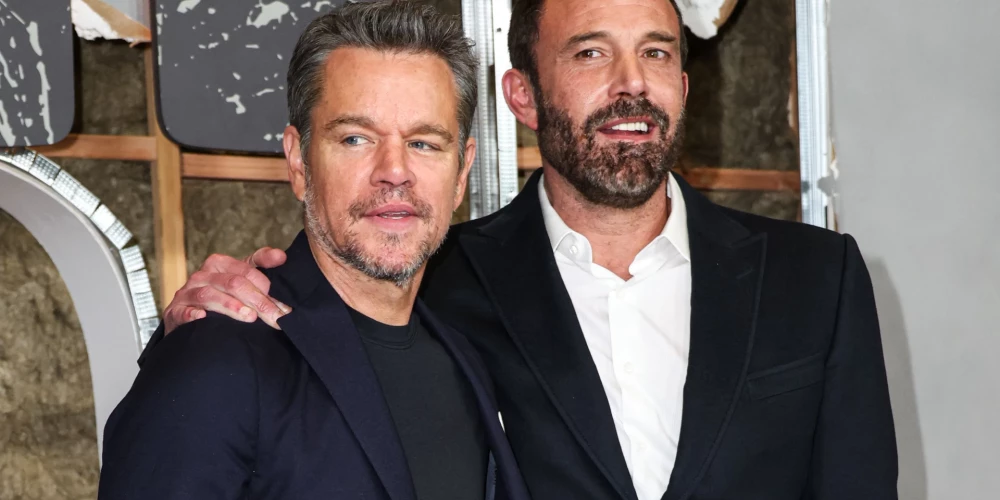 Мэтт Деймон с Беном Аффлеком на премьере фильма «Лакомый кусок».