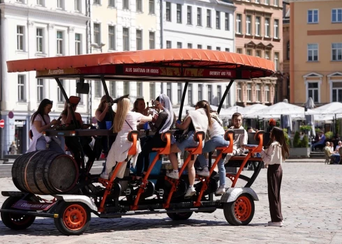 Туристы есть, но на всех их не хватает.