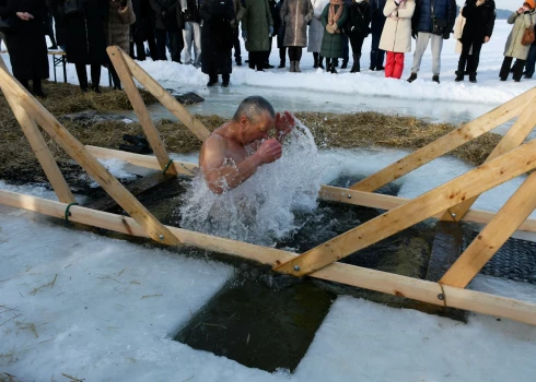 Daugavpilī, Lielā Stropu ezerā, pareizticīgie un vecticībnieki svin Kunga Jēzus Kristīšanas svētkus, kuru laikā garīdznieki iesvēta ūdeni un ticīgajiem tiek dota iespēja trīs reizes iegremdēties ezera ūdenī, simboliski attīrot dvēseli un miesu, kā arī apliecinot savu ticību.