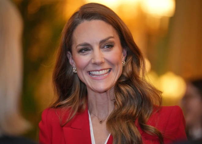 Princese Ketrīna pārkāpj karaliskās paražas. Pati atbrauc uz pasākumu, turklāt pie stūres sēž kurpēs uz augstiem papēžiem