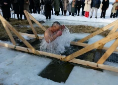 ФОТО: несмотря на суровый мороз, в Даугавпилсе верующие смело окунались в ледяную воду