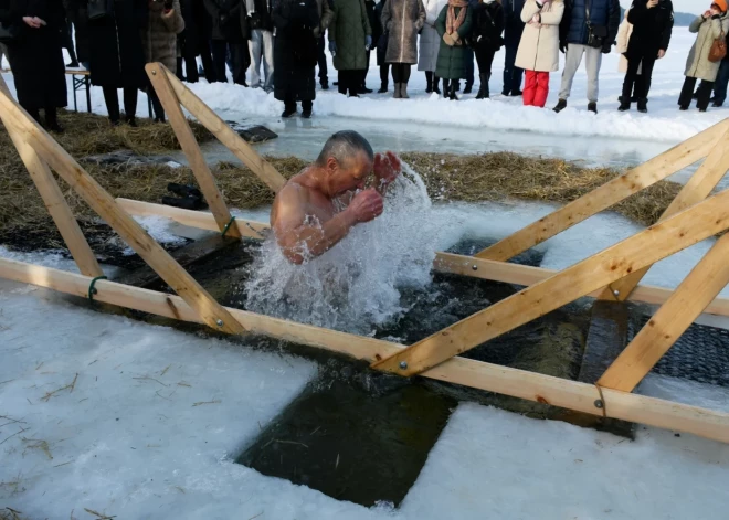 ФОТО: несмотря на суровый мороз, в Даугавпилсе верующие смело окунались в ледяную воду