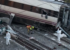 Spānijā pēc traģiskās vilcienu sadursmes izsludina trīs dienu sēras