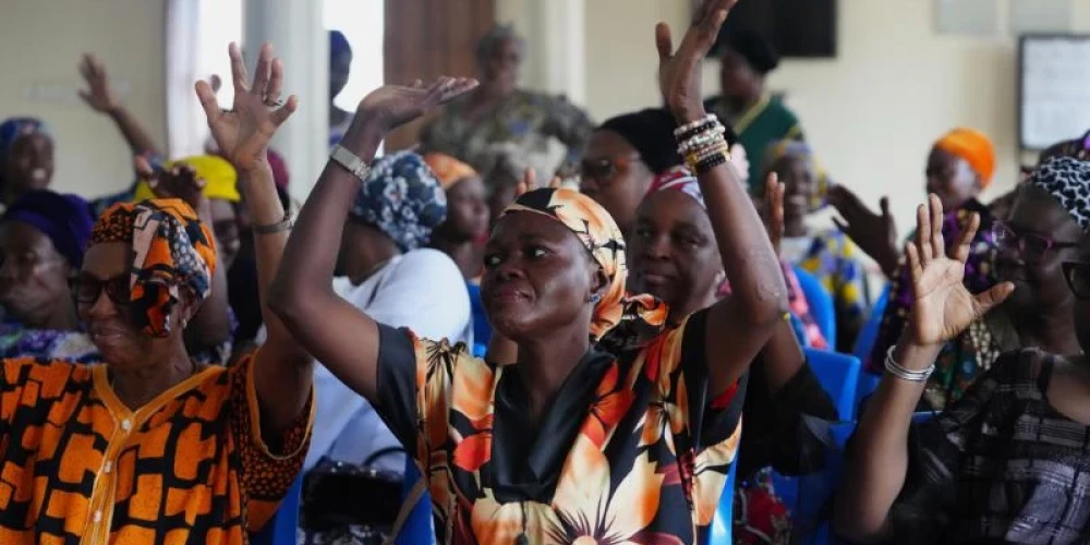 Bruņoti cilvēki baznīcā ielauzušies dievkalpojuma laikā.