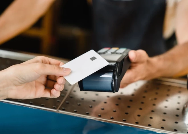 Arvien vairāk Latvijas iedzīvotāju izvēlas maksāt ar norēķinu karti