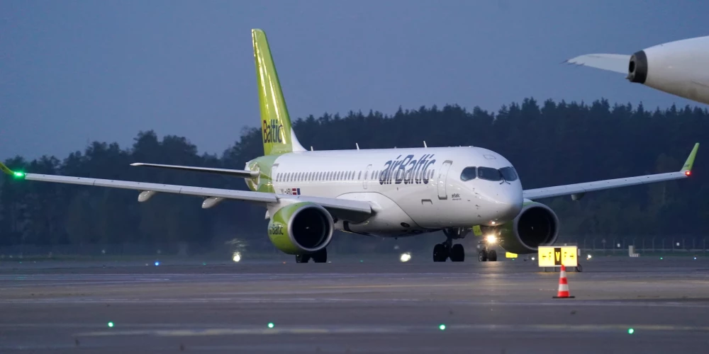 Nacionālā aviokompānija "airBaltic" lidmašīna Rīgas lidostā.
