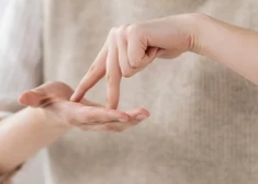 Viņus vairāk nesauks par surdotulkiem. Apstiprināts jauns termins