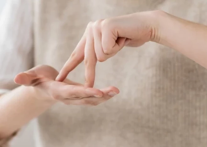 Viņus vairāk nesauks par surdotulkiem. Apstiprināts jauns termins