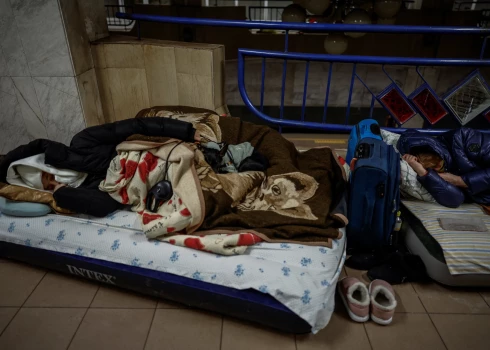 Люди спят, укрывшись на станции метро во время российского ракетного и дронового удара по Киеву на фоне атаки России на Украину.