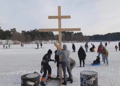 "Krievu pasaule ir nāvīgi bīstama!" Ticīgie izcērt āliņģi ļoti apšaubāmā vietā - iesaistās arī krievu aktīviste Osipova; iedzīvotāji sašutuši