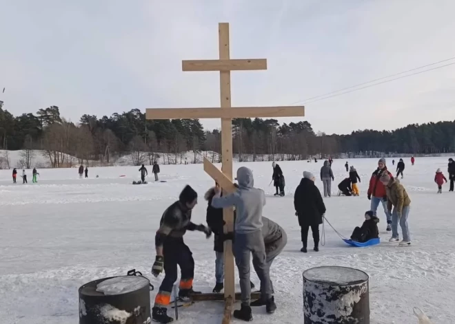 "Krievu pasaule ir nāvīgi bīstama!" Ticīgie izcērt āliņģi ļoti apšaubāmā vietā - iesaistās arī krievu aktīviste Osipova; iedzīvotāji sašutuši