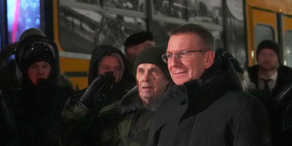 Valsts prezidents Edgars Rinkēvičs piedalās Zaķusalas 1991. gada barikāžu aizstāvju atceres pasākumā, kura laikā vairāk nekā 100 jaunsargi dod svinīgo solījumu un sadziedas.