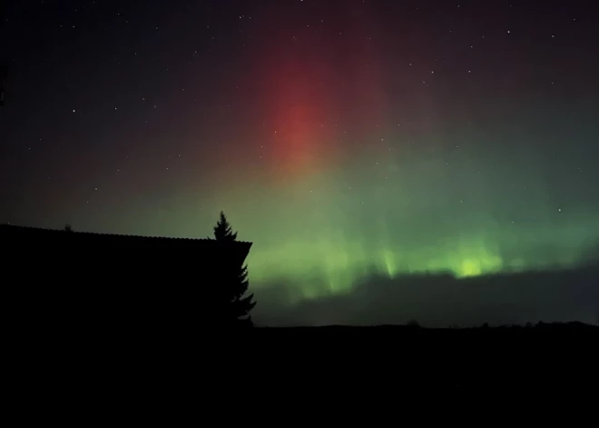 ФОТО, ВИДЕО: "Из темноты рождается самый яркий свет" - Латвию "накрыло" северное сияние
