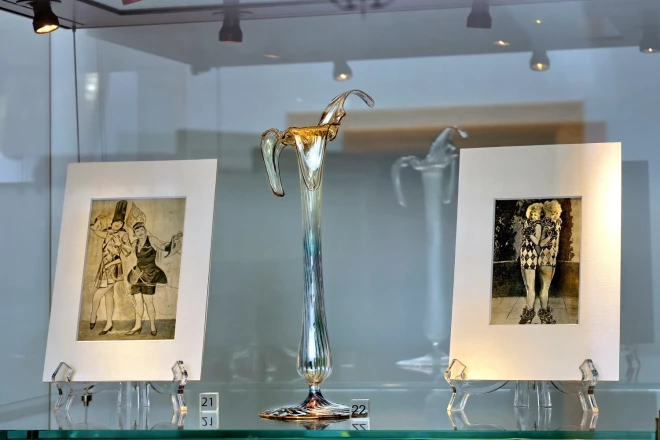 Izstādes “Venēcijas atspulgi” eksponāti: Karnevāla tērpi. Ilustrācijas žurnālā “Atpūta”  20.gs. 30.g. un vāze Murano tehnikā. Itālija. Ap 1950. g.. Privātkolekcija. 