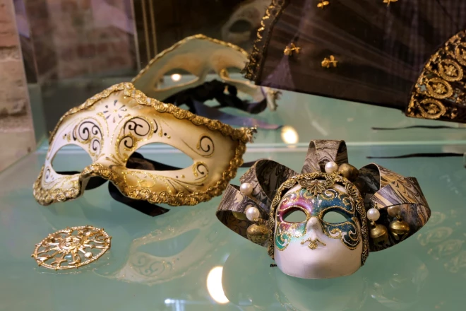 Izstādes “Venēcijas atspulgi” eksponāti: Karnevāla tērpi. Ilustrācijas žurnālā “Atpūta”  20.gs. 30.g. un vāze Murano tehnikā. Itālija. Ap 1950. g.. Privātkolekcija. 