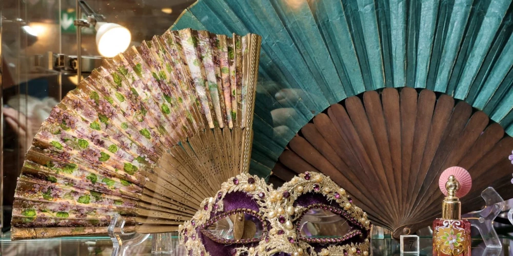 Izstādes “Venēcijas atspulgi” eksponāts. Venēcijas karnevāla maska, vēdekļi, dāmas smaržu flakons. Privātkolekcija.