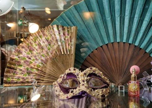 Izstādes “Venēcijas atspulgi” eksponāts. Venēcijas karnevāla maska, vēdekļi, dāmas smaržu flakons. Privātkolekcija. 