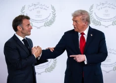 Tramps ķeras pie alkohola, lai piespiestu Makronu pievienoties Miera padomei