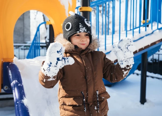 Bērnudārzniekus vest uz dārziņu drīkst. Ir ierobežojumi par pastaigu laiku ziemas spelgonī