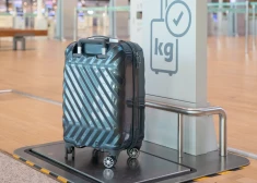 "Это было унизительно": история клиентки airBaltic о взвешивании чемоданов вызвала спор в соцсетях