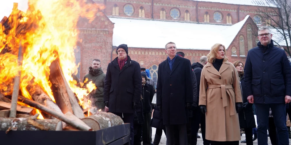 Государственные высшие должностные лица участвуют в памятном мероприятии в честь баррикад 1991 года на Домской площади.