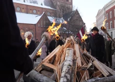 FOTO: Doma laukumā iededz barikāžu atceres ugunskuru 