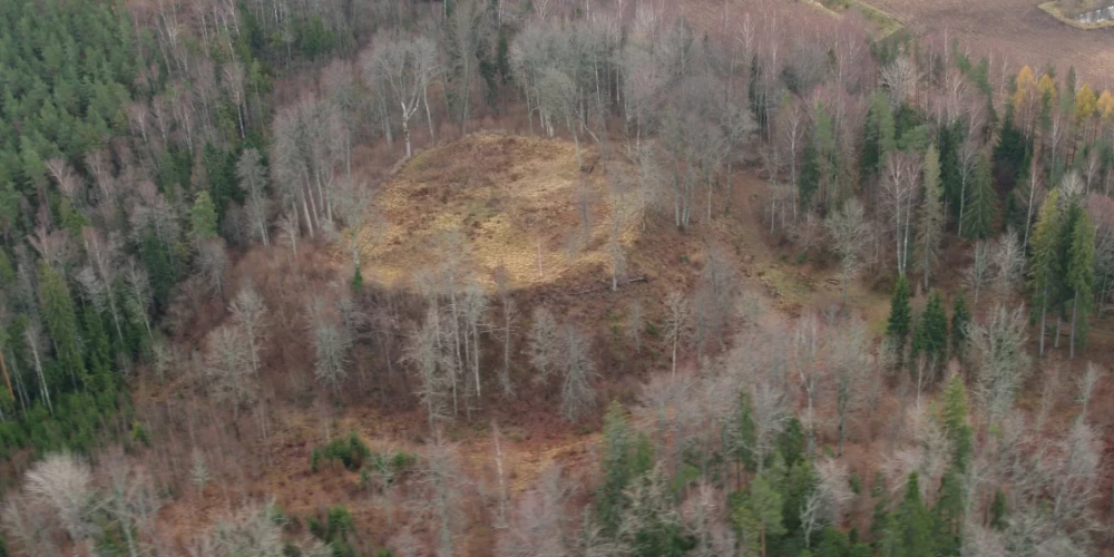 Par Latvijas 2026. gada arheoloģisko pieminekli izvēlēti divi blakus esoši pilskalni. 