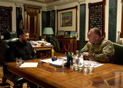 Ukrainas prezidents Volodimirs Zelenskis tiekas ar bijušo Ukrainas Drošības dienesta (SBU) vadītāju Vasilu Maļuku.