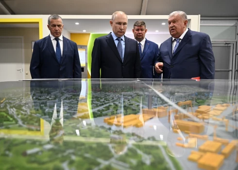 Krievijas vadonis Vladimirs Putins ar "Rosņeft" izpilddirektoru Igoru Sečinu.