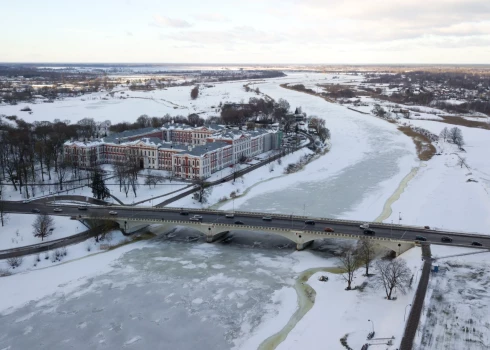 Ledus biezums dažās ūdenstilpēs pieaudzis līdz 30 centimetriem. 