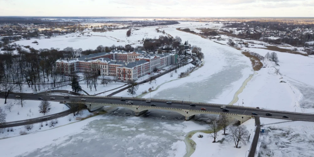 Лед крепнет, но выходить на него рискованно.
