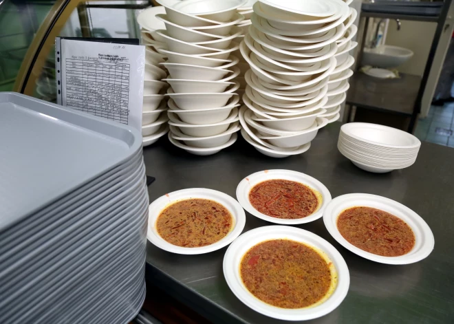 Мест и порций обеда хватит всем: как Рига помогает бездомным пережить морозы