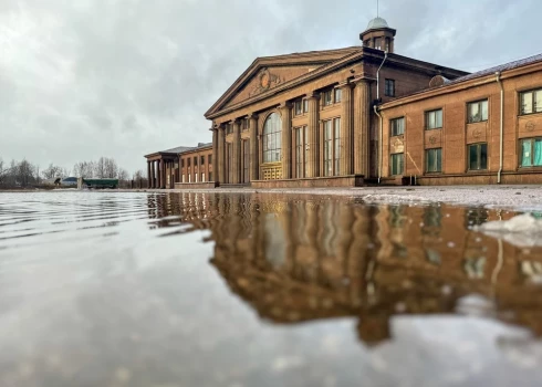 Здание бывшего аэропорта Спилве.