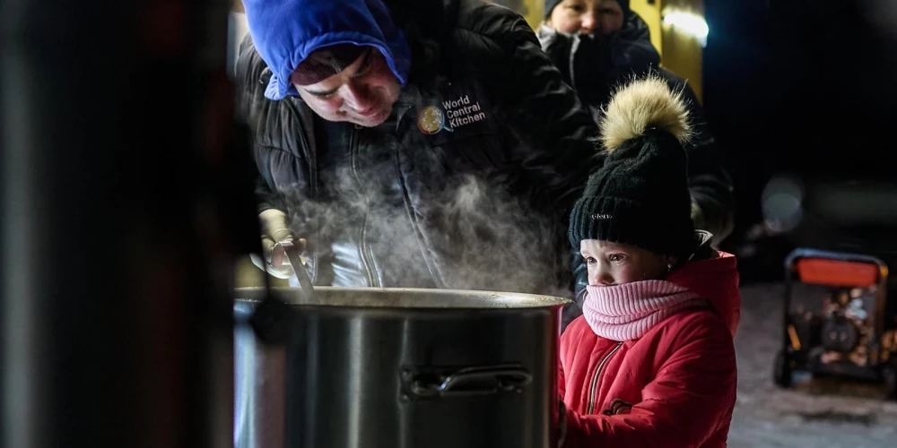 Krievijas uzbrukumu dēļ tūkstošiem Kijivas iedzīvotāju -17 grādu lielā salā palikuši bez elektrības.
