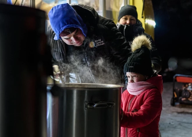 Krievijas uzbrukumu dēļ tūkstošiem Kijivas iedzīvotāju -17 grādu lielā salā palikuši bez elektrības.