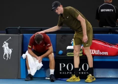 Pēdējo divu "Australian Open" uzvarētājs Siners pēc pretinieka traumas priekšlaikus iekļūst otrajā kārtā