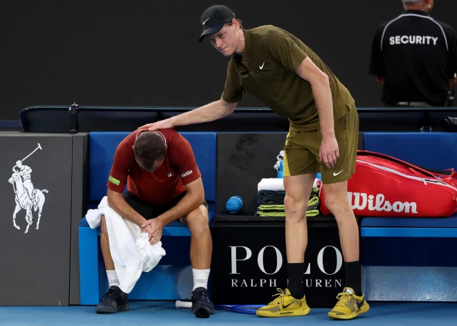 Pēdējo divu "Australian Open" uzvarētājs Siners pēc pretinieka traumas priekšlaikus iekļūst otrajā kārtā