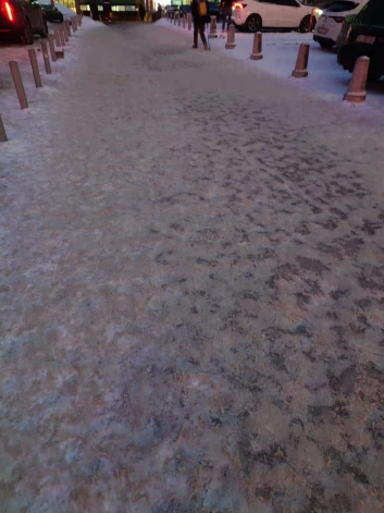 Kijivā taupības nolūkos vairs netiek algots personāls, kas no ietvēm tīra sniegu, līdz ar to pilsēta ir kā paralizēta.