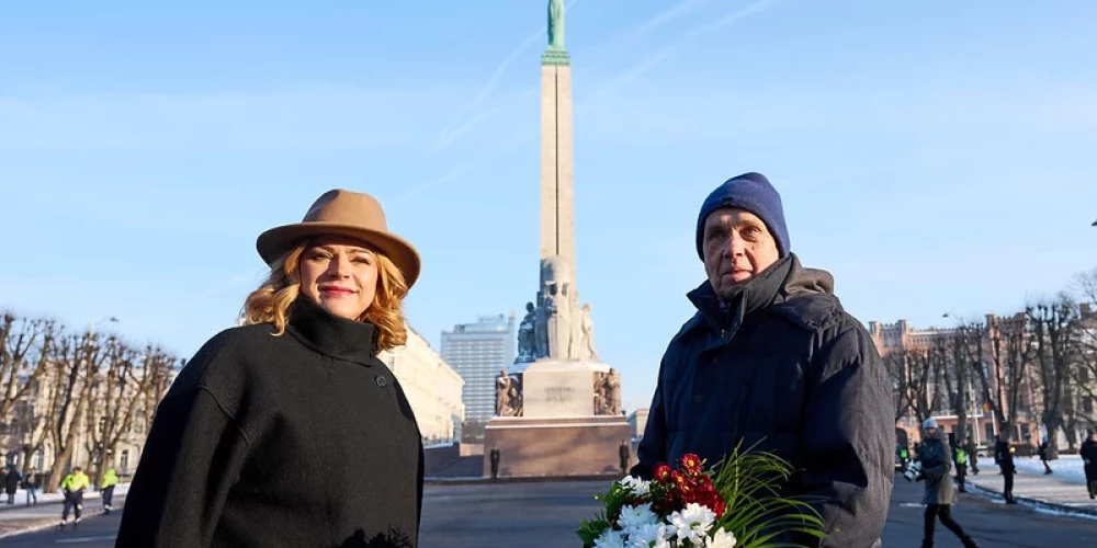 Премьер-министр Эвика Силиня у памятника Свободы.