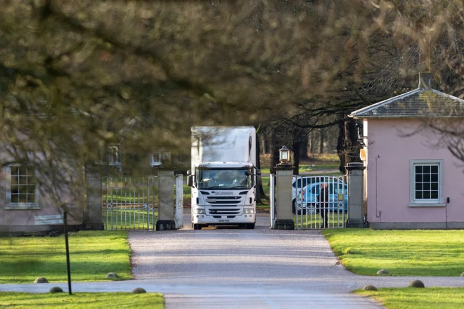 Pārcelšanās furgons, kas izbrauc no “Royal Lodge” teritorijas šā gada 16. janvārī.