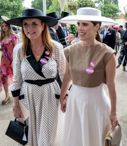 Sāra ar jaunāko meitu princesi Eiženiju 2025. gada jūlijā.