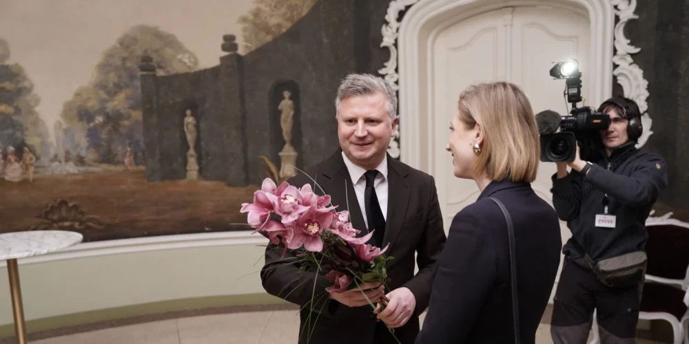 Dāvi Sīmani filmas pirmizrādē sveic kultūras ministre Agnese Lāce.