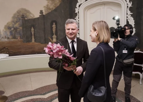 Dāvi Sīmani filmas pirmizrādē sveic kultūras ministre Agnese Lāce.